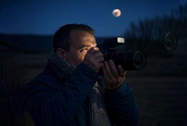 Furie la NASA. Eclipsa de lună nu s-a văzut aproape de loc pentru că au pozat-o românii cu blitzul