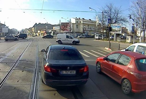 BMW deraiat din cauza unui tramvai lăsat pe avarii pe șine