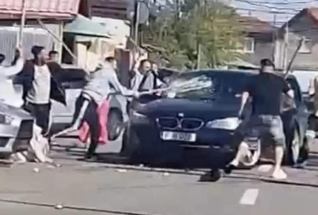 Se simte criza! Bătăile din Craiova se dau cu bâte, pentru că săbiile sunt la amanet