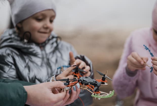 Lituania deschide școli unde copiii învață să opereze drone