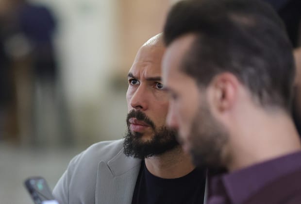 Frații Tate susțin că un bărbat înarmat a încercat să pătrundă în casa lor din Voluntari în timp ce făcea un live. Ce spun polițiștii