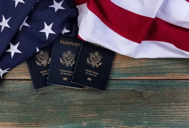 Trump cere Curții Supreme să blocheze pașapoartele pentru americanii transgender și non-binari