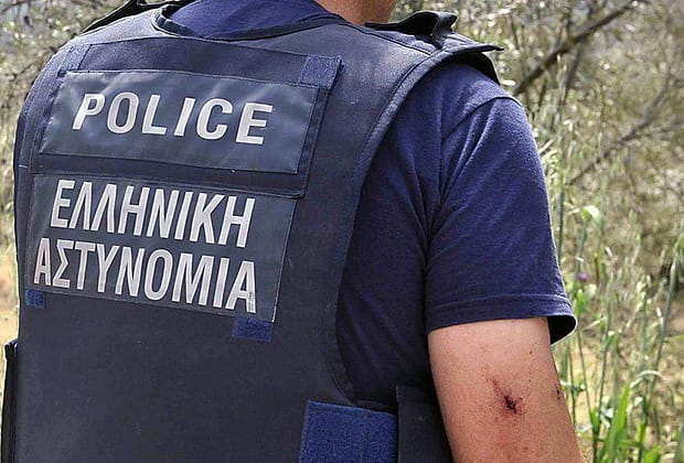 Spioni români, prinşi în Grecia după ce au spionat din hotel două prosoape şi un uscător de păr