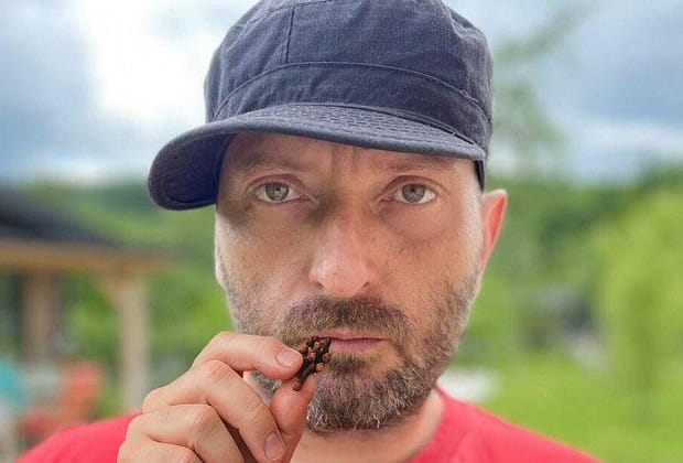 Cheloo a reclamat la ANPC că și-a cumpărat cuișoare, dar nu se pot fuma