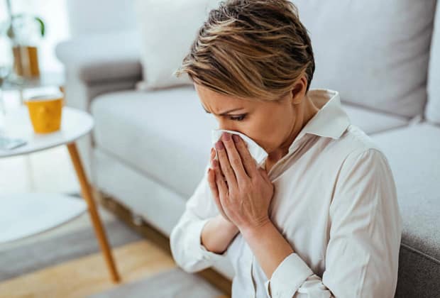 A început sezonul virozelor! Cum recunoști dacă e gripă sau Covid-19 și avertismentul medicilor pentru sezonul rece