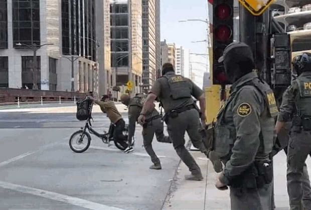 Momentul hilar în care mai mulți agenți au încercat, fără succes, să prindă un bărbat pe bicicletă