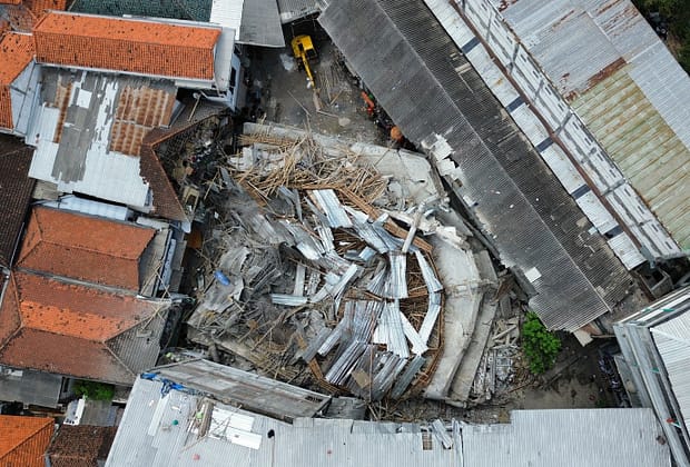 FOTO Zeci de elevi sunt prinși de o zi sub dărâmături, după prăbuşirea unei şcoli în Indonezia / Bilanțul morților a crescut / Operațiunile de salvare, suspendate