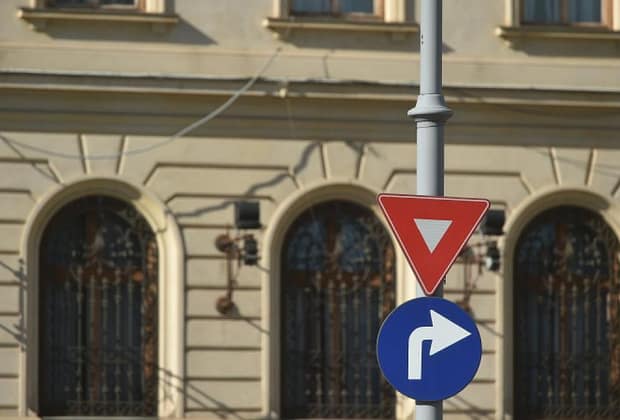 Cum au apărut indicatoarele rutiere: le folosim zilnic, dar puțini le cunosc istoria