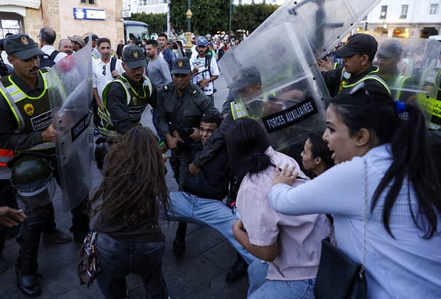 VIDEO Proteste de amploare în Maroc. Poliția a făcut sute de arestări/ Cupa Mondială la fotbal, printre cauzele revoltei