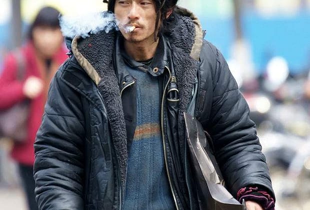 Bolojan i-a dat unui cerșetor 100 de lei, dar i-a reținut CAS, CASS, impozit și acum are ăla să-i dea 2 lei