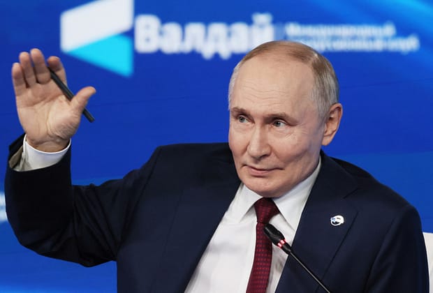 Cartea unui scriitor rus în care Putin era întinerit cu lipitori roz și sânge de fecioare, retrasă de la vânzare. Evenimentul de lansare, anulat