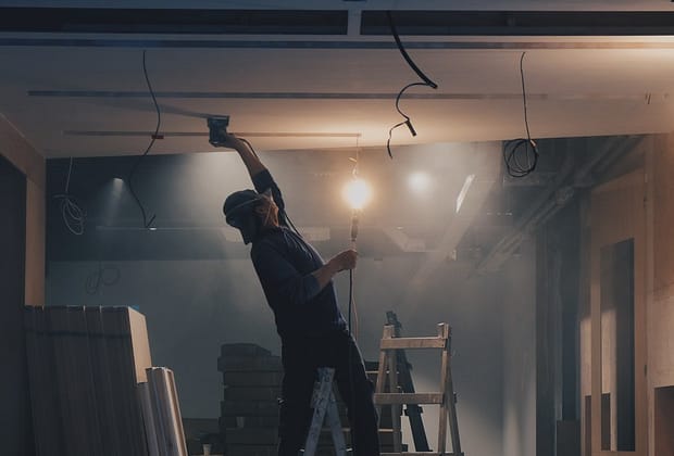 Regretele tinerilor cu studii obligați să muncescă la negru și pe salariu minim: „Voi ce mai lucrați în orașul foamei?”