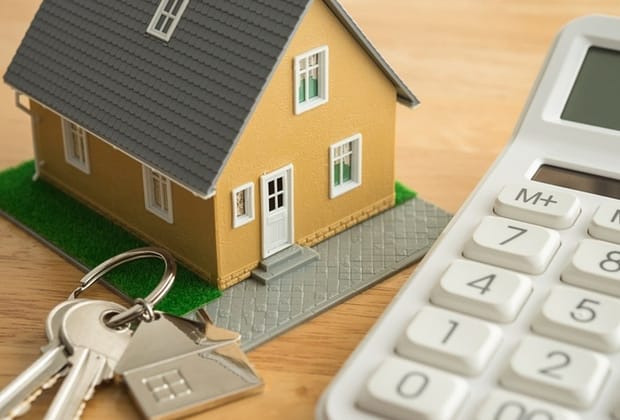 Au început la fel. Apoi unul a moștenit o casă, celălalt o rată. Cum schimbă moștenirea destine egale