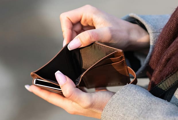 O tânără româncă trage un semnal de alarmă: „Mă chinui de la un salariu la altul, deși am studii superioare”