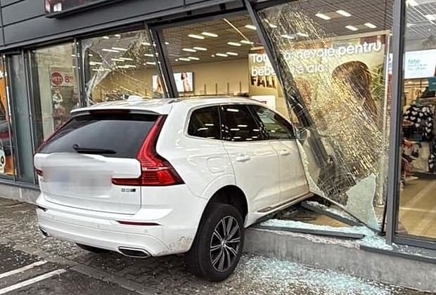O şoferiţă din Brăila a intrat cu maşina în geamurile unui supermarket. Femeia a încurcat comenzile mașinii