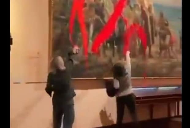 Incident grav de Ziua Naţională a Spaniei. Momentul în care două activiste aruncă vopsea pe un tablou al lui Columb