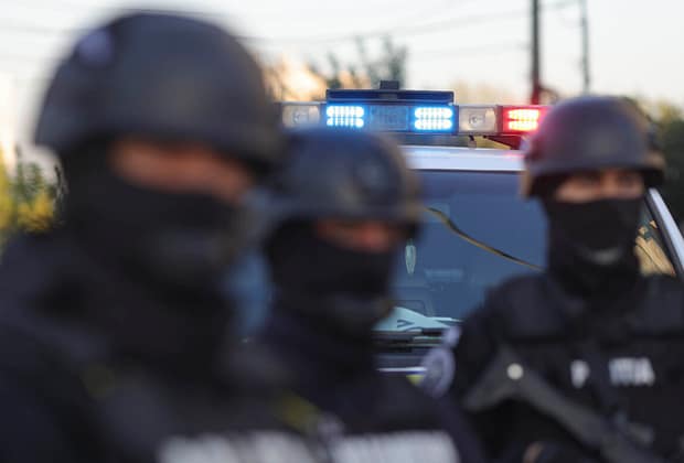 Unul dintre bărbaţii căutaţi pentru furtul a aproape 10 milioane de lei dintr-un oficiu poştal din Timişoara, prins în Italia, unde se ascundea într-un apartament