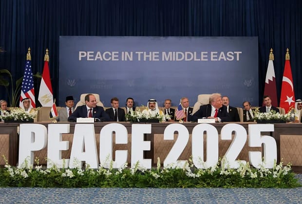 Momente bizare de la summitul de pace din Egipt: Trump i-a luat la rând pe liderii prezenți