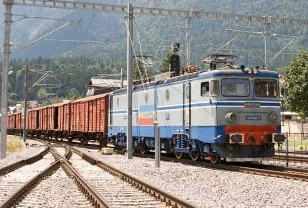 Traficul pe magistrala 100, perturbat din cauza unui tren de marfă