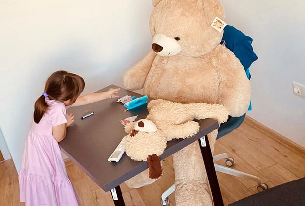 Boala care face ravagii printre copii. Specialiștii avertizează: „Cei mici sunt de 2–3 ori mai contagioși decât adulții”