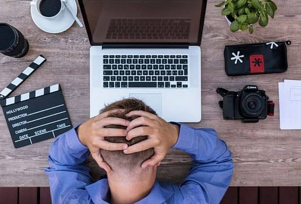 Angajații, demotivați după ce inflația a anulat creșterile de salariu. Ce greșeli fac companiile. Explicațiile unui psiholog