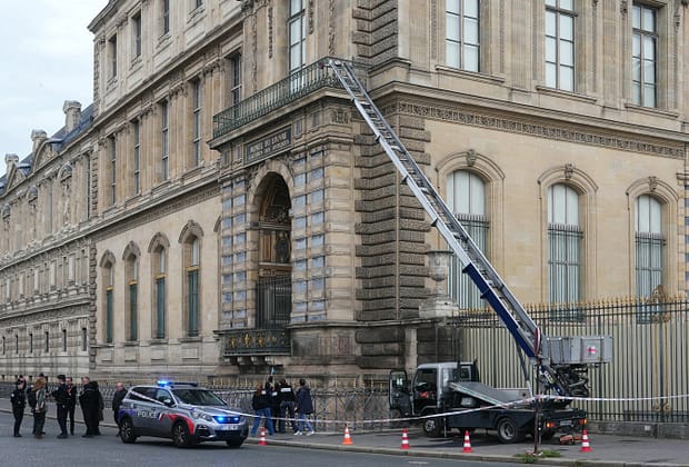 Jaf în 7 minute la muzeul Luvru. Au fost furate bijuterii „inestimabile”, anunță autoritățile / Primele date din anchetă