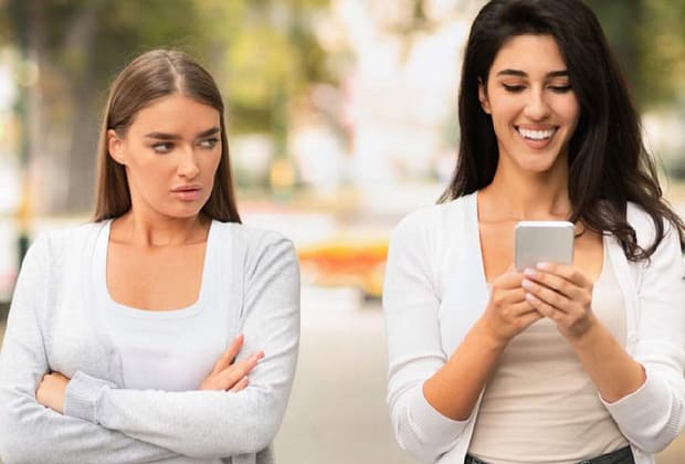 A apărut Voltaren Gel Invidie și Râcă, cu care te dai când vezi că alții o duc mai bine și asta te doare