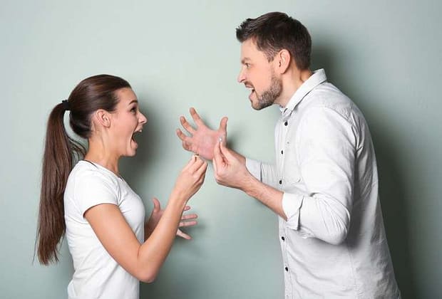 Război hibrid într-o familie din București. El nu duce gunoiul, ea nu gătește nimic