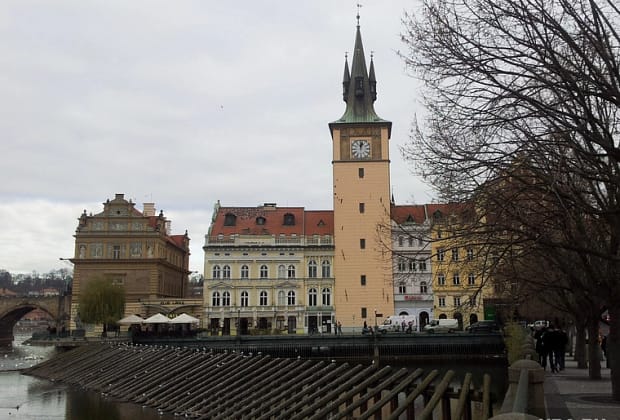 Praga interzice închirierea trotinetelor electrice din 2026 deoarece provoacă „haos pe trotuare”