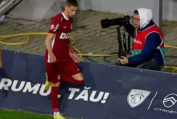 Moment uluitor în Petrolul -a distrus laptopul unui fotograf