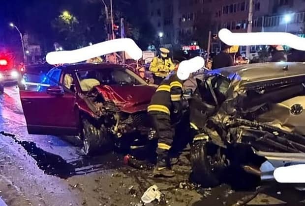 Accident grav în Capitală, în Sectorul 5: o persoană este încarcerată, iar unul dintre șoferi a fugit de la locul faptei