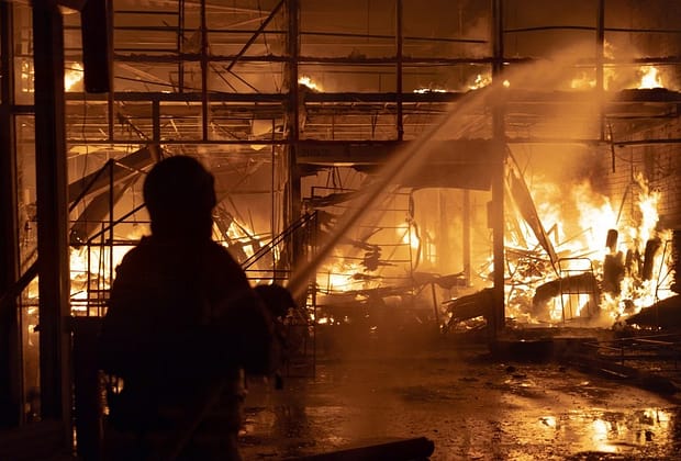Atac aerian cu bombe ghidate asupra Harkovului: explozii și incendii devastatoare în două cartiere, 9 persoane au fost rănite