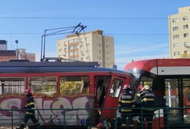 Accident bizar în Arad: Un tramvai a plecat singur din depou și a lovit o altă garnitură. Patru persoane au fost rănite