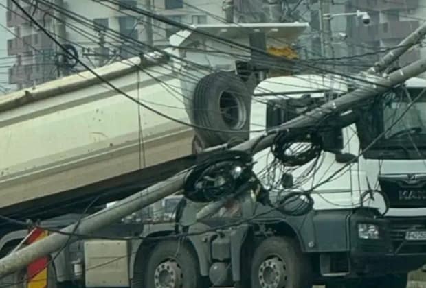 Trafic paralizat pe Prelungirea Ghencea: un camion a agățat un stâlp de iluminat, intervin pompierii și Brigada Rutieră; intervenție de durată