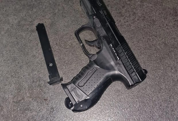 Bărbat prins de jandarmi în zona gării din Constanța cu un pistol și un dispozitiv cu electroșocuri