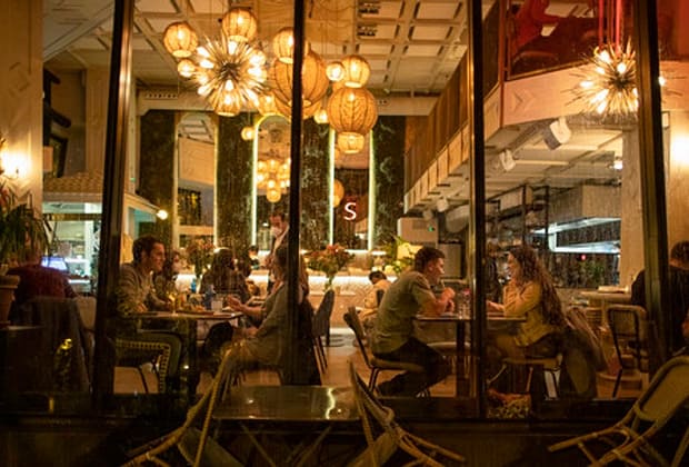 Scaune furate de la terasele din Spania, vândute în România. Manevra prin care s-au „evaporat” peste 1.100 de bucăți