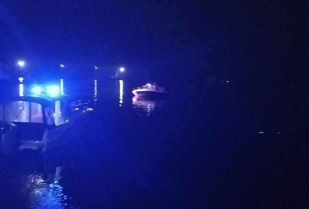 Accident naval în municipiul Galați. O ambarcațiune în care se aflau trei persoane a lovit o barjă. Una din victime este inconștientă