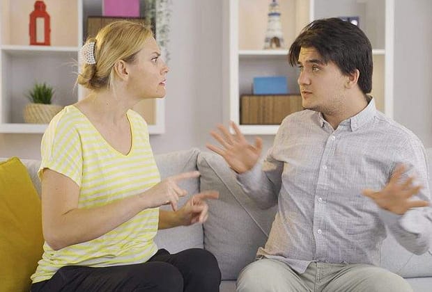 Accident aviatic. Șosetele unui bărbat au lovit coșul de rufe și au aterizat în cutia cu machiaje