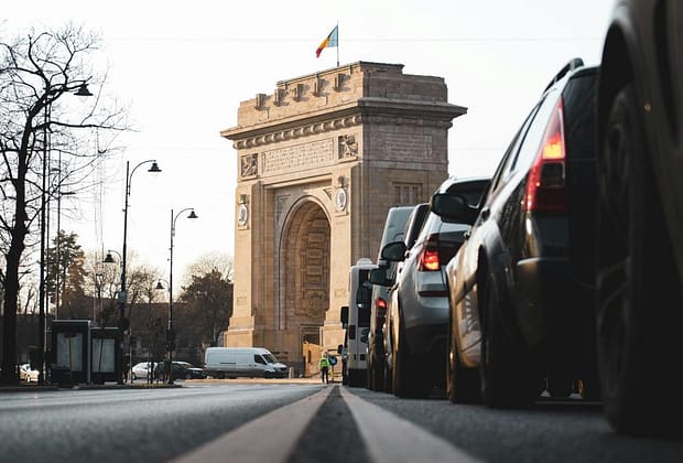 România, plină de mașini scumpe și oameni bogați. Economistul Adrian Negrescu spune care e, de fapt, realitatea