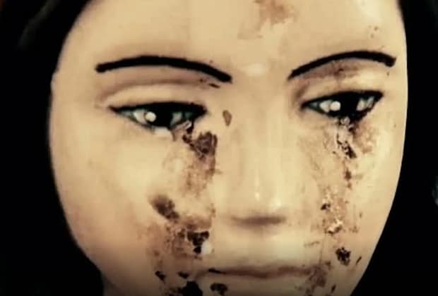 Escrocherie cu lacrimi de sânge : femeia din spatele ‘miracolului’ statuii care plânge, inculpată pentru înșelăciune