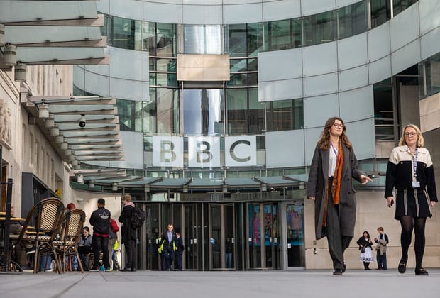 BBC „regretă sincer” maniera în care a editat discursul lui Trump, dar ignoră acuzația pentru care acesta amenință cu procesul de 1 miliard de dolari