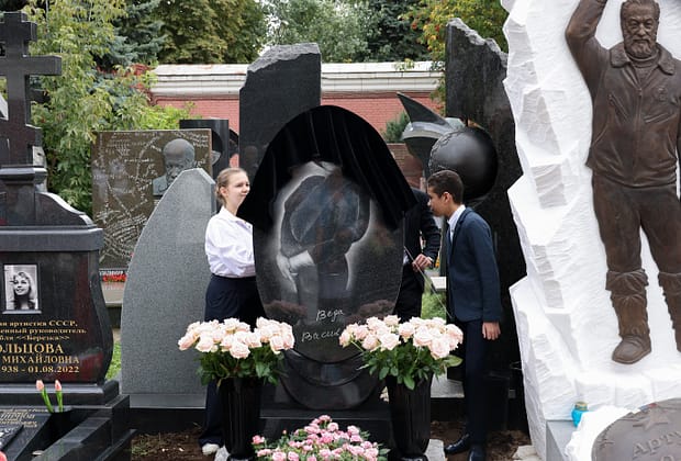 Un oficial rus, ținta unui asasinat într-un cimitir din Moscova, susține FSB. O vază-capcană, folosită în presupusul atentat