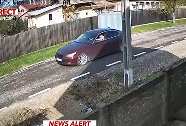 Cum se filma polițistul acuzat că a ucis un câine pe stradă. Acum e anchetat și pentru clipurile postate