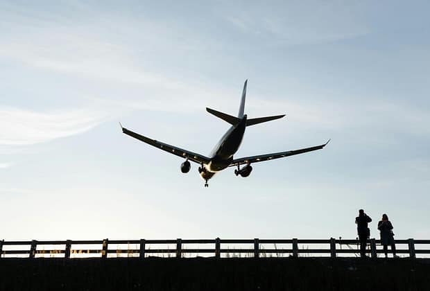 Video: Panică într-un avion rusesc de pasageri după ce au început să se desprindă bucăţi din capota unui motor