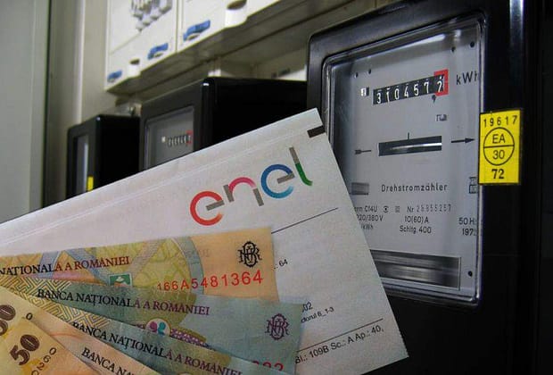 O babă care s-a plâns că e curent pe casa scării a primit o factură record de la Enel