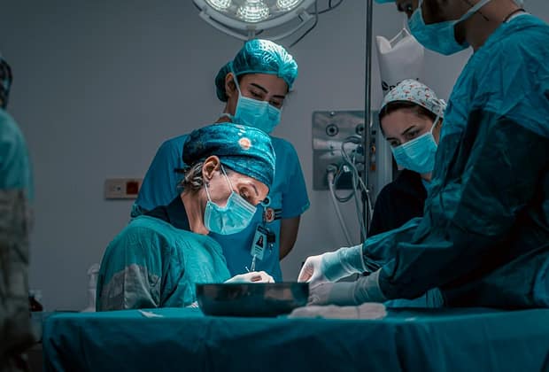 Operația de hernie: durată, recuperare și avantajele chirurgiei robotice. Aflăm totul de la Dr. Teodor Buliga (SANADOR)