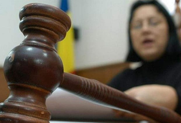 O femeie care își judecă vecinii de 30 de ani a cerut pensie de judecător