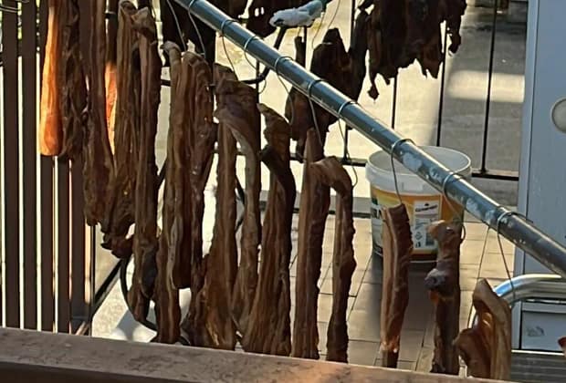 Șoc în Italia: Hălci de carne și afumături, puse ‘la uscat’ pe balcon, sânge picurând pe sub ferestre: ‘La noi în țară e normal’