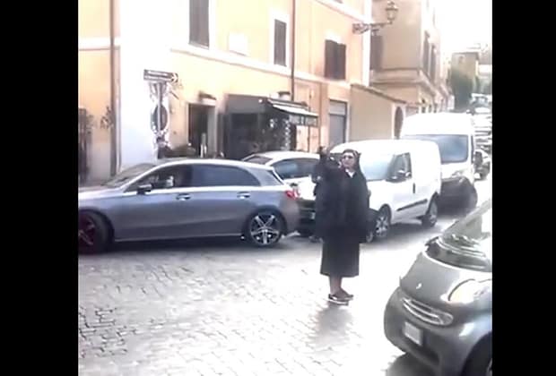 Emilia Jitaru, călugărița din România ce a devenit virală la Roma. Dirijează traficul ca un polițist adevărat (VIDEO)
