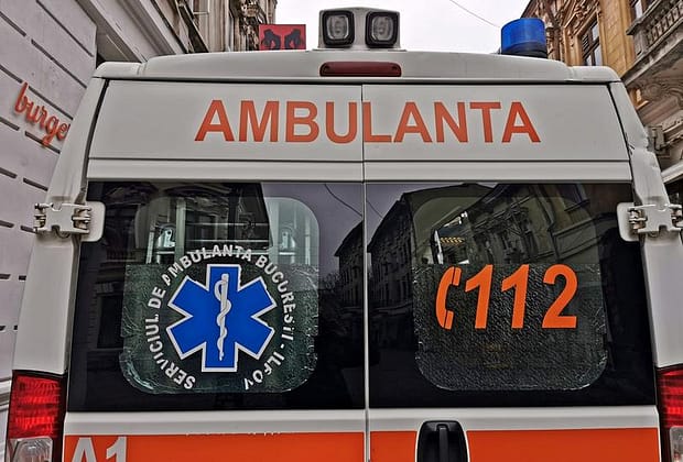 Ambulanţă militară, implicată într-un accident rutier în Bucureşti. Două persoane au fost rănite